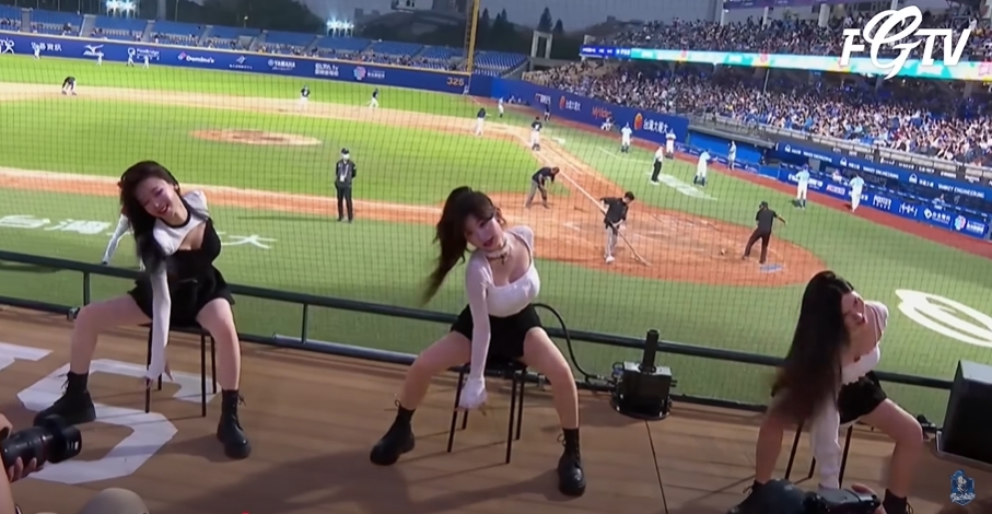 李珠珢見富邦輸球「當場癱軟在地」崩潰模樣全被拍！網全被萌翻：連坐都漂亮