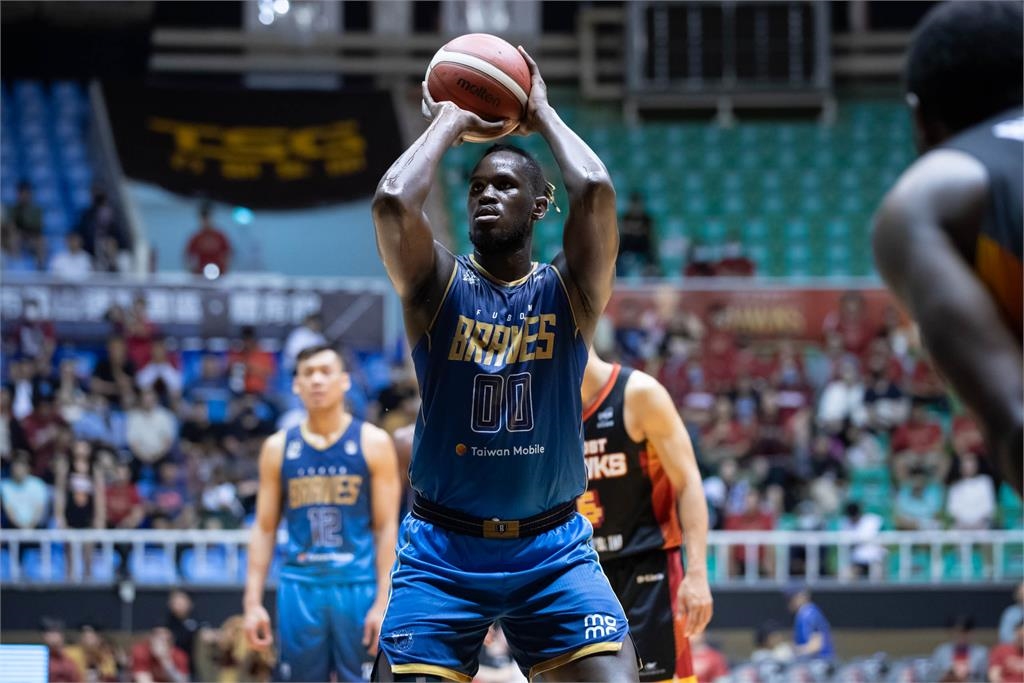 PLG(影)／勇士下半場狂轟猛攻！110：90射下獵鷹挺進總冠軍戰