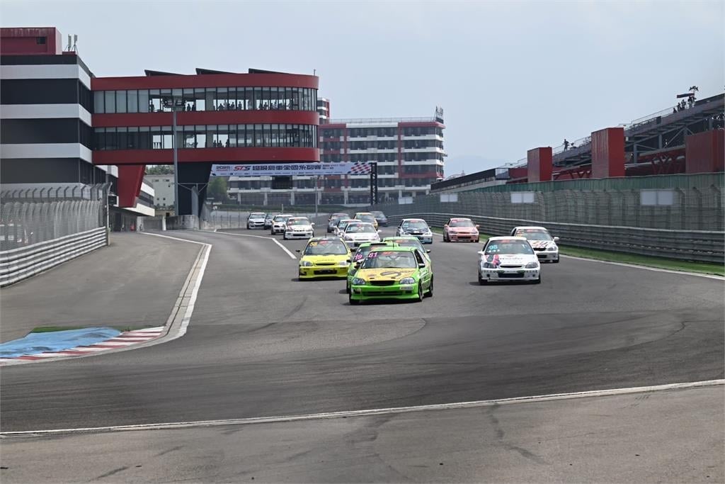 綜合／STS超級房車賽首站完美落幕　韓國車手崔丁元奪TCR分組冠軍成焦點！