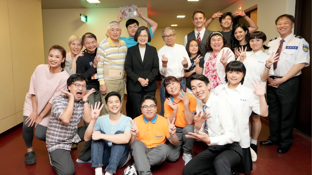 蔡英文驚喜現身舞台劇！與吳念真「台語對話」幕後互動曝光