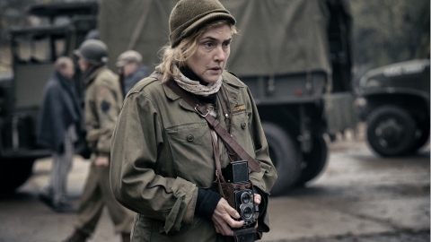 全為一張桌子!凱特溫絲蕾9年打造 《她眼中的世界》 重現希特勒寓所浴照