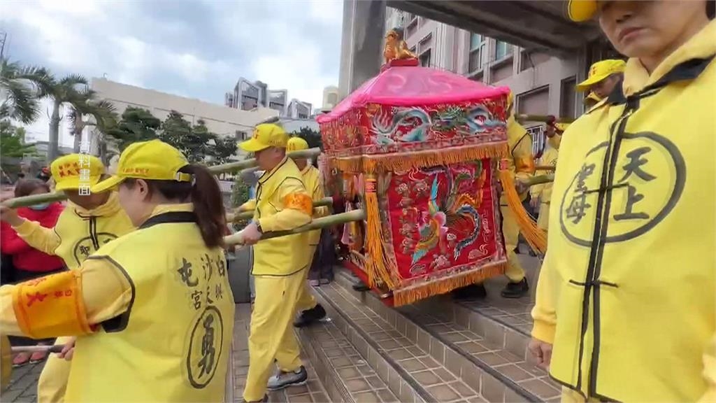 「粉紅超跑」旋風！　白沙屯媽祖放頭儀式揭序幕