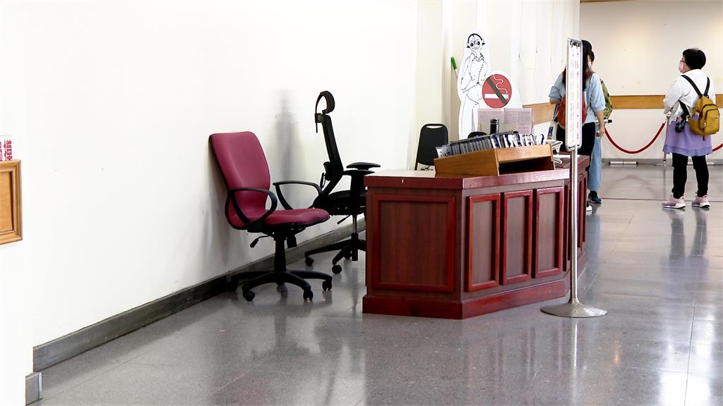 前主播寄生北市議會！　自備枕頭、電鍋待記者室解決三餐