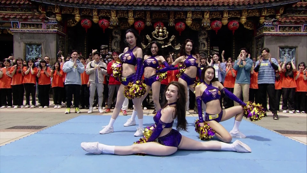 《綜藝大集合》啦啦隊熱舞秀「一字馬」場面失控！成員玩遊戲遭疑「耍心機」