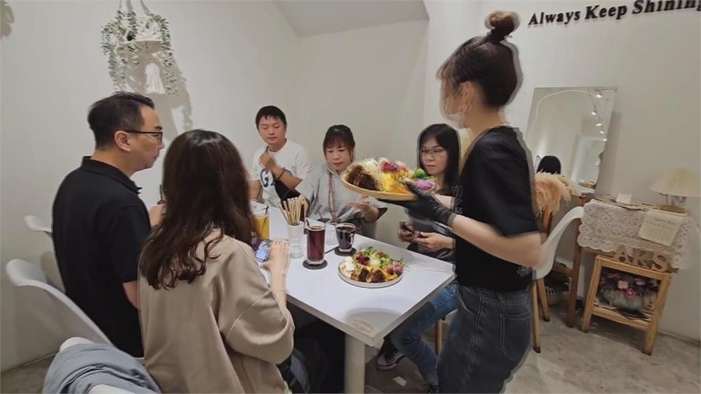 不敢相信！員工對餐點「施法」　畫面曝光網熱議