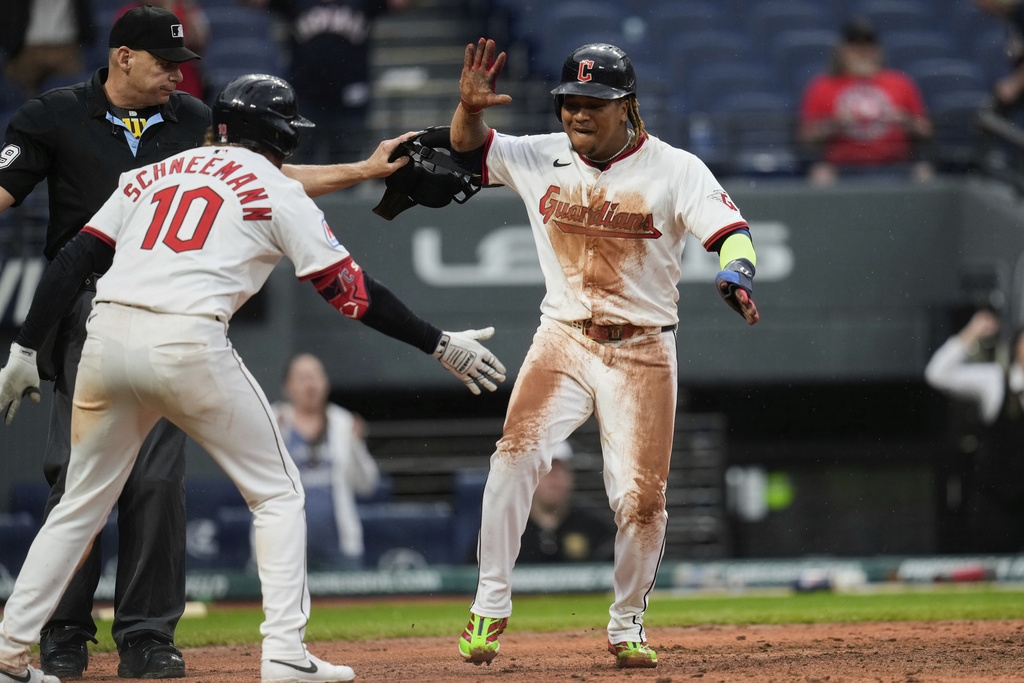 MLB(影)/守護者重砲能跑又能打創隊史新紀錄! 幫助球隊延長賽擊敗雙城
