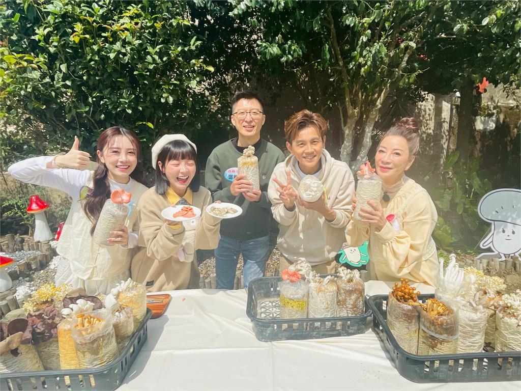 《綜藝新時代》體驗百菇職人要去「逛包」楊繡惠超興奮！到現場怒喊「想被打得滿頭」