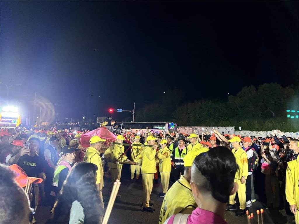 白沙屯媽祖「起駕1小時就顯靈」停駕這宮廟！信徒曝深厚淵源：來找好姐妹