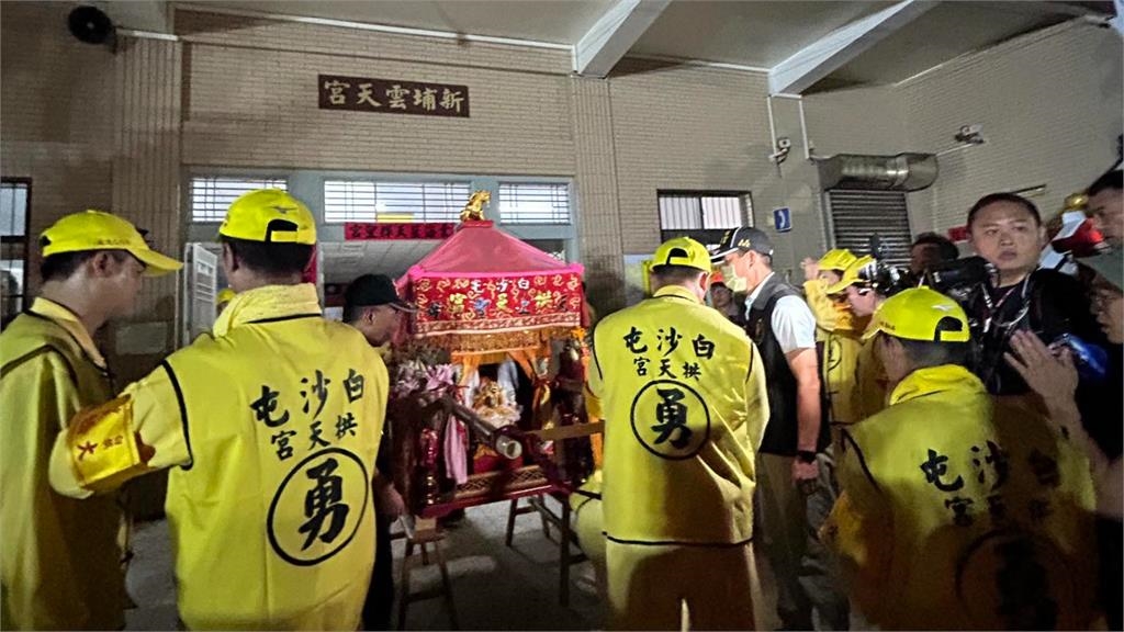 白沙屯媽祖「起駕1小時就顯靈」停駕這宮廟！信徒曝深厚淵源：來找好姐妹
