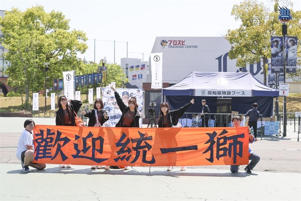 中職/台日雙獅好友10週年!女孩+吉祥物前進西武獅 嗆斯串燒應援帶日本吼起來