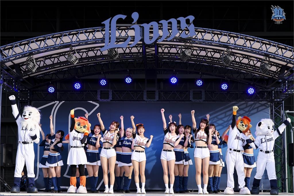 中職/台日雙獅好友10週年!女孩+吉祥物前進西武獅 嗆斯串燒應援帶日本吼起來