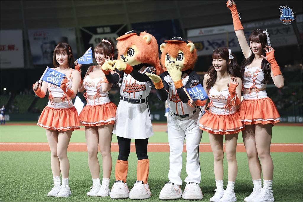 中職/台日雙獅好友10週年!女孩+吉祥物前進西武獅 嗆斯串燒應援帶日本吼起來