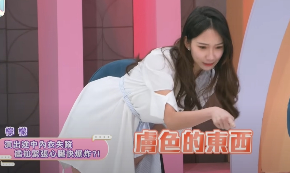 啦啦隊腿神突「摸到凸點」!竟是「NuBra掉地」險走光…檸檬嚇翻:超尷尬