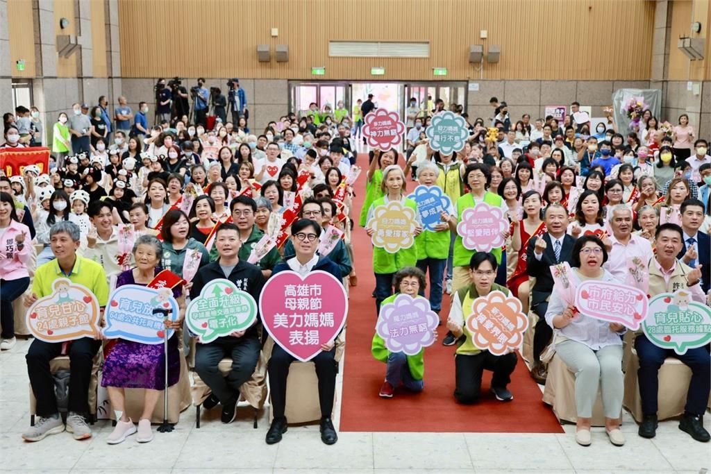 快新聞/頒獎致敬母親節 陳其邁感謝無私奉獻:讓社會看見多元母職形象對家庭奉獻
