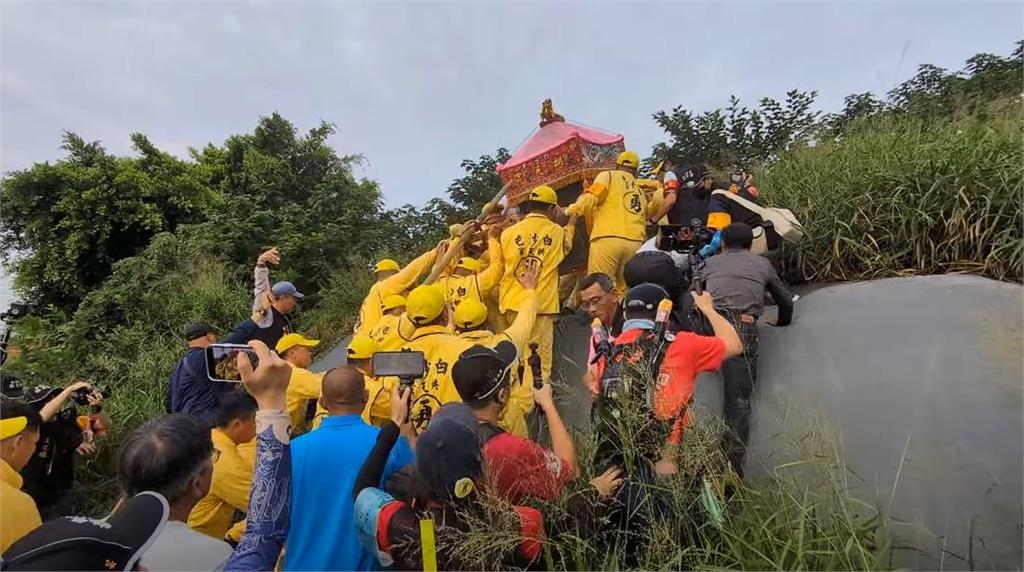 白沙屯媽祖突直衝草叢「爬45度陡坡」!廟方曝「震撼真相」網驚:太玄了