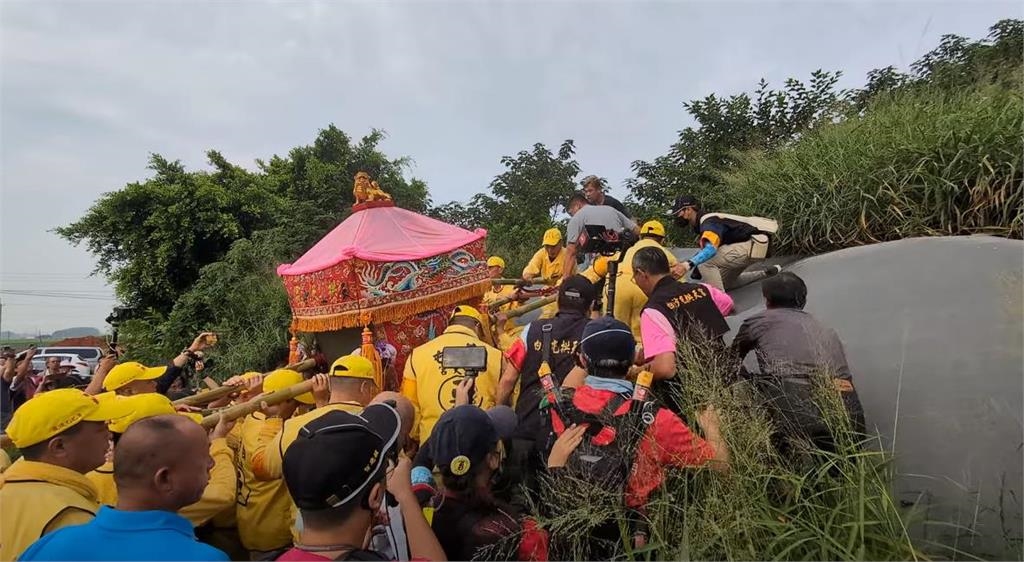 白沙屯媽祖突直衝草叢「爬45度陡坡」!廟方曝「震撼真相」網驚:太玄了
