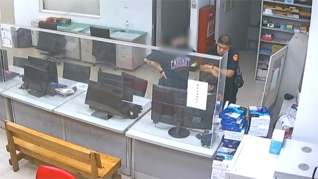 館長控員工被毆遭打臉！他寫9字「開噴青鳥」網一排狂酸：好了啦翻車了欸