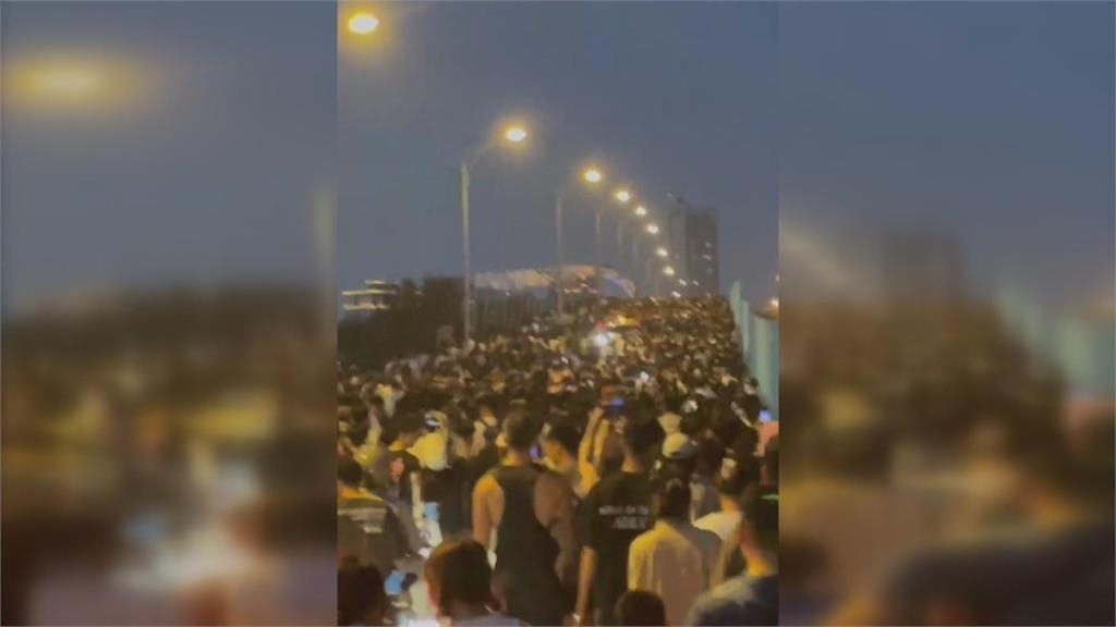 台南「漁光島生活節」人潮多　漁光大橋擠爆上演人車爭道