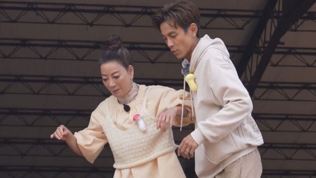 楊繡惠錄影失足滑倒！雙腿「插進木堆」遭深埋 全場驚慌搶救