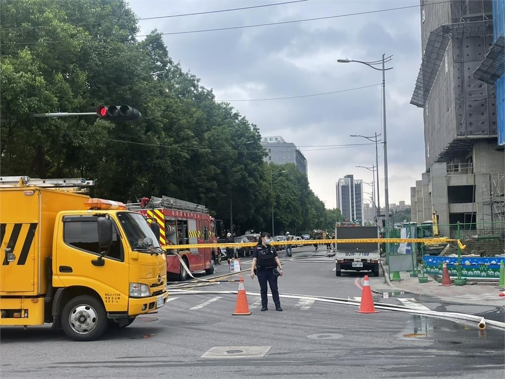 快新聞／ 警急馳援！新北土城1工地不慎挖破瓦斯管　警消迅速到場處理