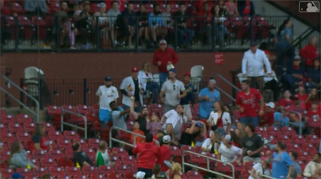 MLB(影)/紅雀主場超強老爸技驚全場! 一手抱女兒另一手接界外飛球