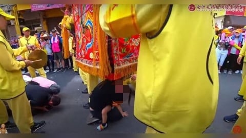 愛女4歲仍不開口「母跪抱哭求」白沙屯媽 「粉紅超跑」鑾轎1舉動40秒感動萬人!