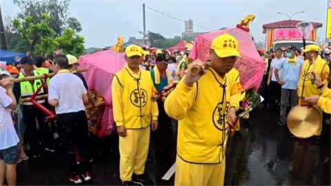 白沙屯進香回程驚見「複製版」粉紅超跑？「2轎相會」網見1畫面喊：媽祖認識