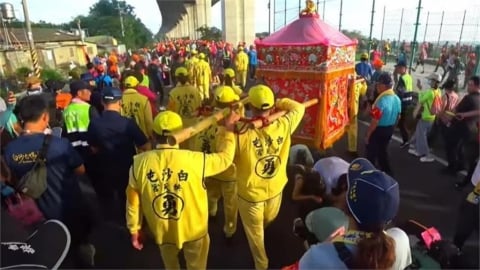 白沙屯進香「轎班背心」暗藏玄機！內行解密「勇」字衣…網秒懂：意義太棒了