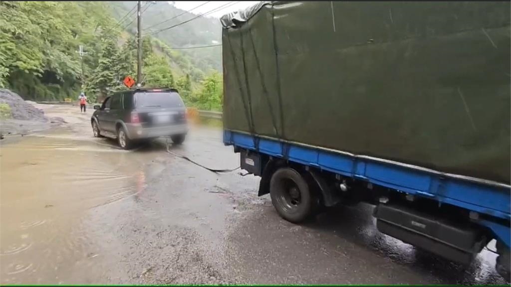 台中和平山區下大雨！　靈甫橋旁土石流汽車陷泥濘