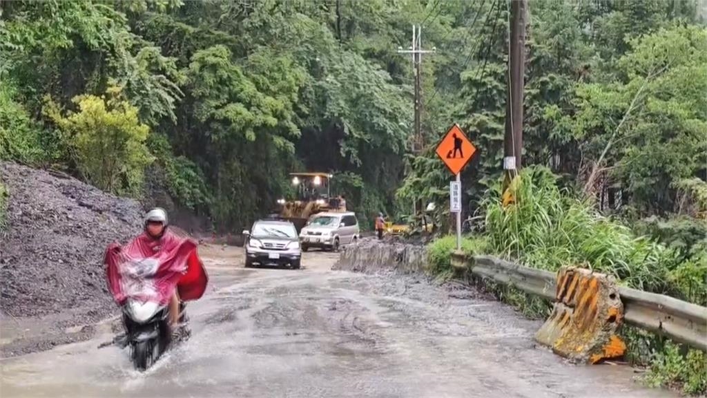 台中和平山區下大雨！　靈甫橋旁土石流汽車陷泥濘