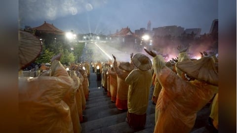大雨澆不熄熱情！佛誕節祈福儀式晚間登場　賴總統等政要出席