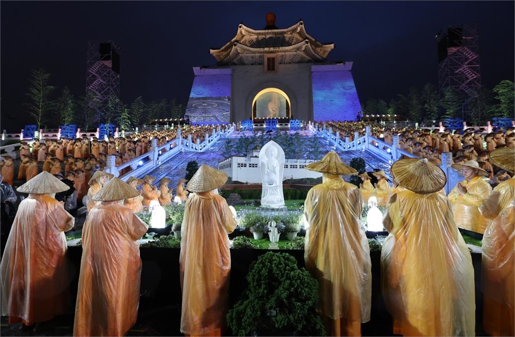 中正紀念堂浴佛! 賴清德總統帶領萬眾在法雨中祈願
