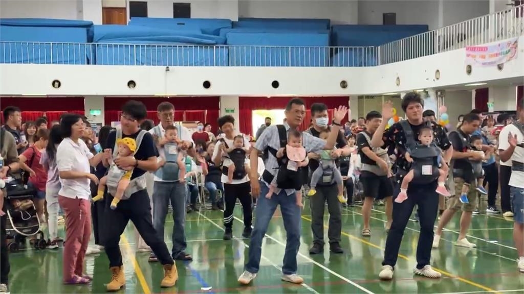 慶母親節!台北、嘉義寶寶爬行比賽登場 媽媽笑開懷