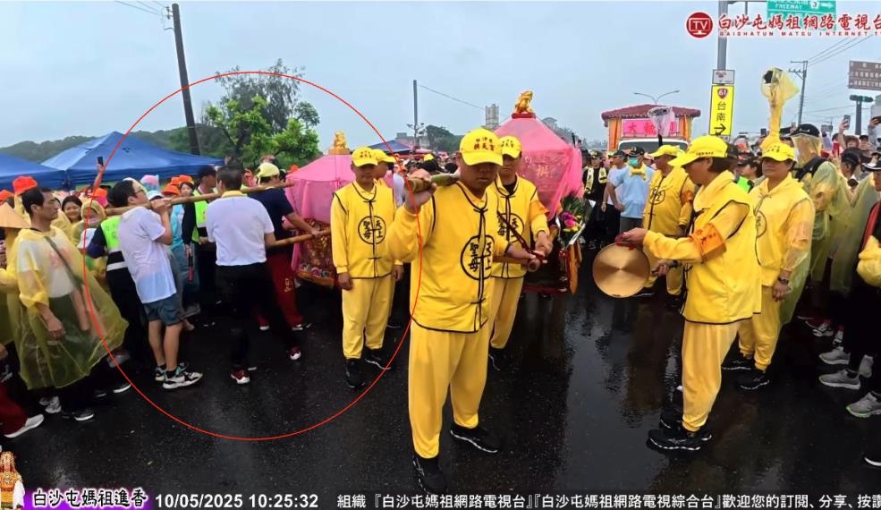 白沙屯媽「回鑾被攔下」跑出分身?雙轎碰頭30秒「遭疑仿冒」內行揭真相