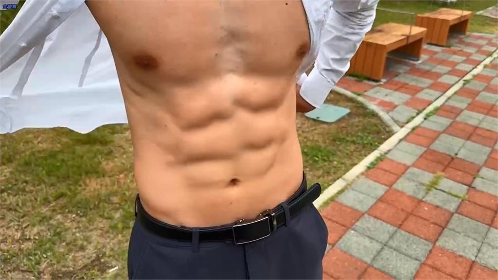 快新聞/台南「鮮肉」水煎包!猛男店員大秀八塊腹肌曝真實身分 網:建議直接出道