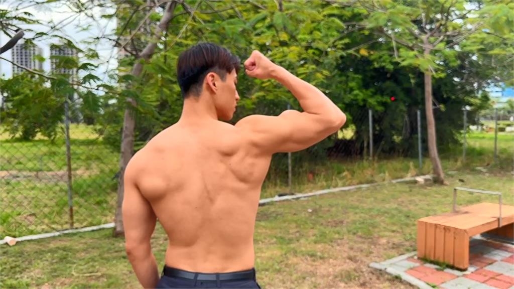 快新聞/台南「鮮肉」水煎包!猛男店員大秀八塊腹肌曝真實身分 網:建議直接出道