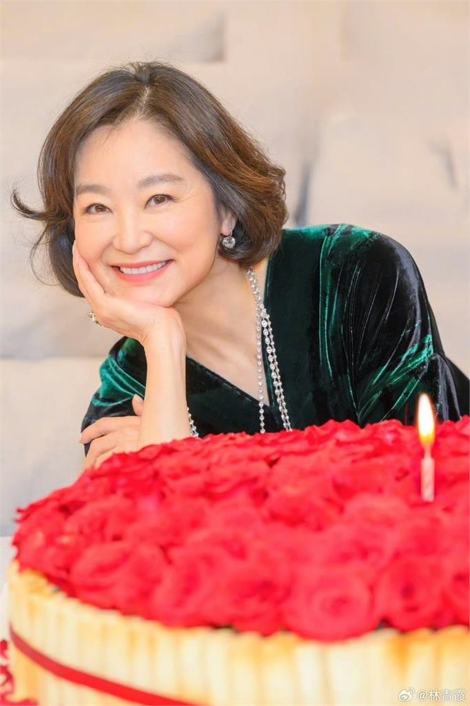 70歲林青霞黃衣長裙現況曝光?凌晨5點回留言親揭雕像背後大師