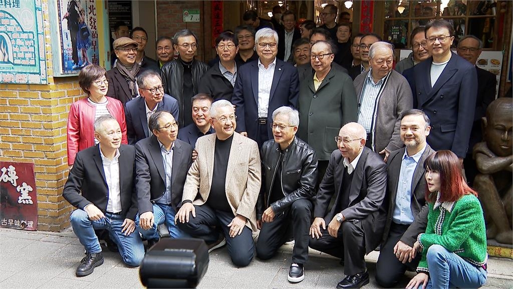 黃仁勳私人飛機載妻子兒女先抵台 本人未現身 守候粉絲失望