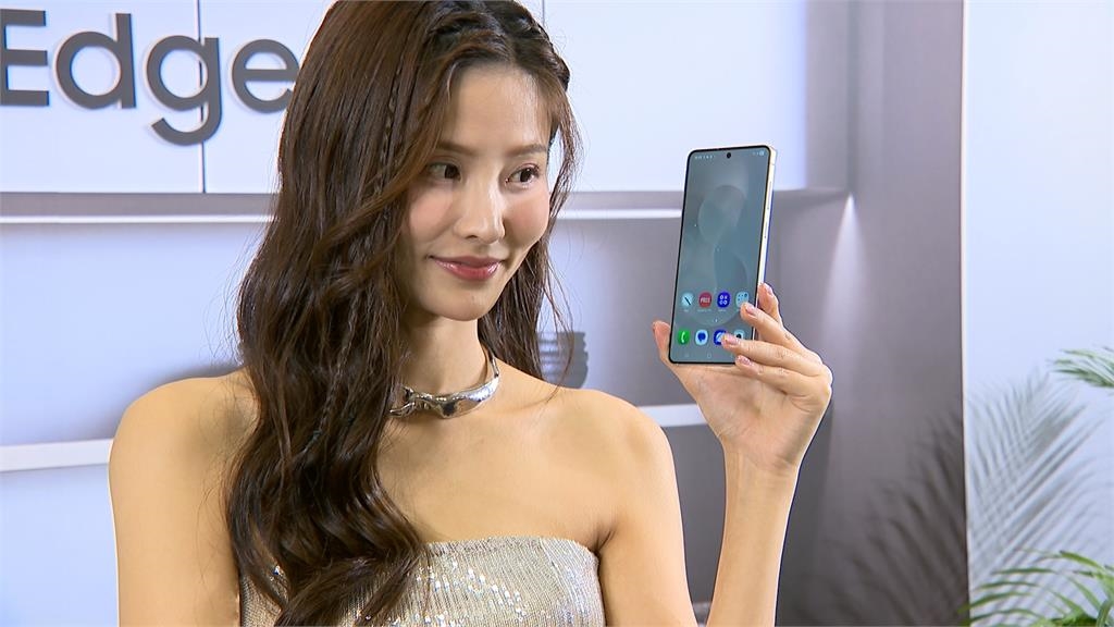 搶攻輕薄手機市場! 三星超薄新機亮相