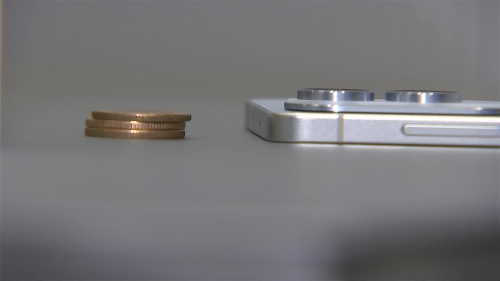 搶攻輕薄手機市場! 三星超薄新機亮相