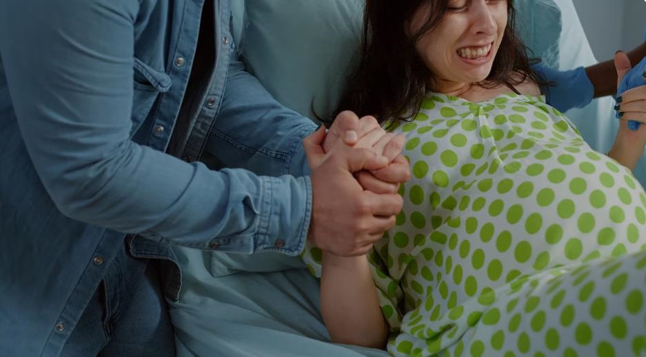 為何生完孩子一直抖?醫解析「5大」產後寒顫成因 暖被+烤燈陪你過關