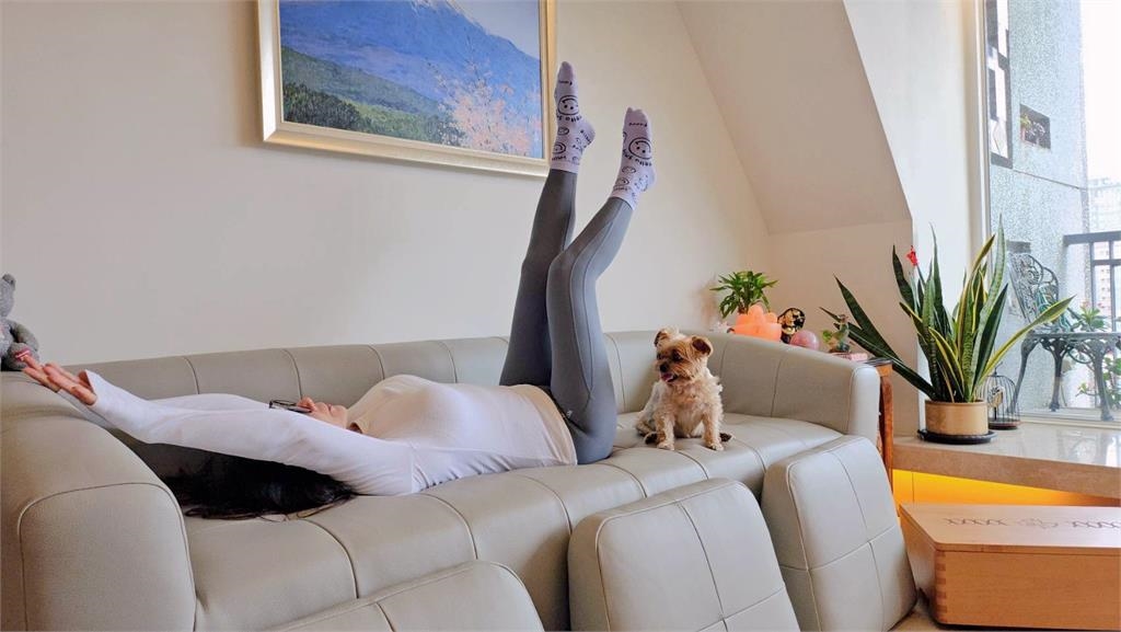 陳美鳳「居家服洗太薄」拉筋全現形！雙手上抬炸出「SSR起伏」網瘋：好自律