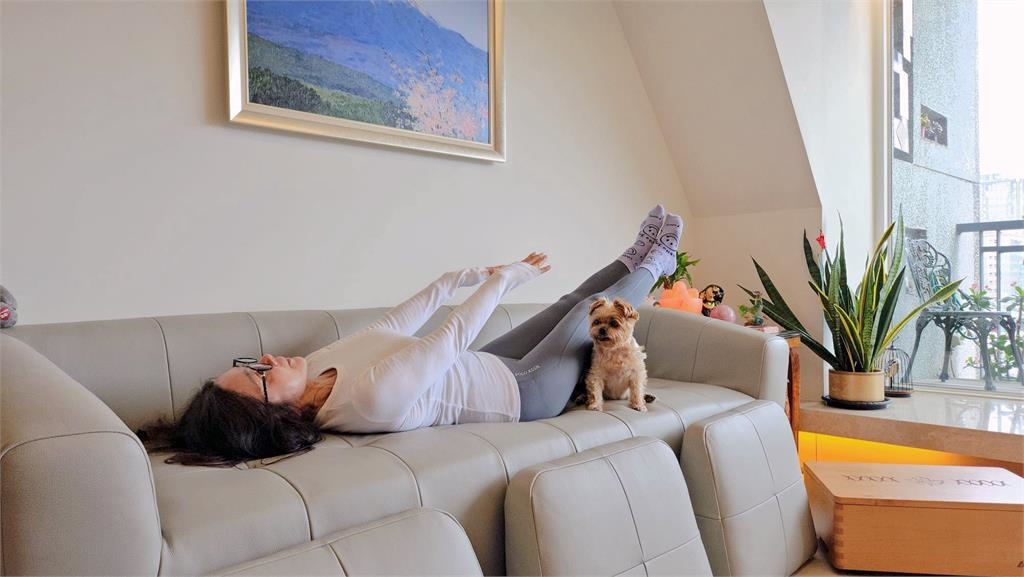 陳美鳳「居家服洗太薄」拉筋全現形！雙手上抬炸出「SSR起伏」網瘋：好自律