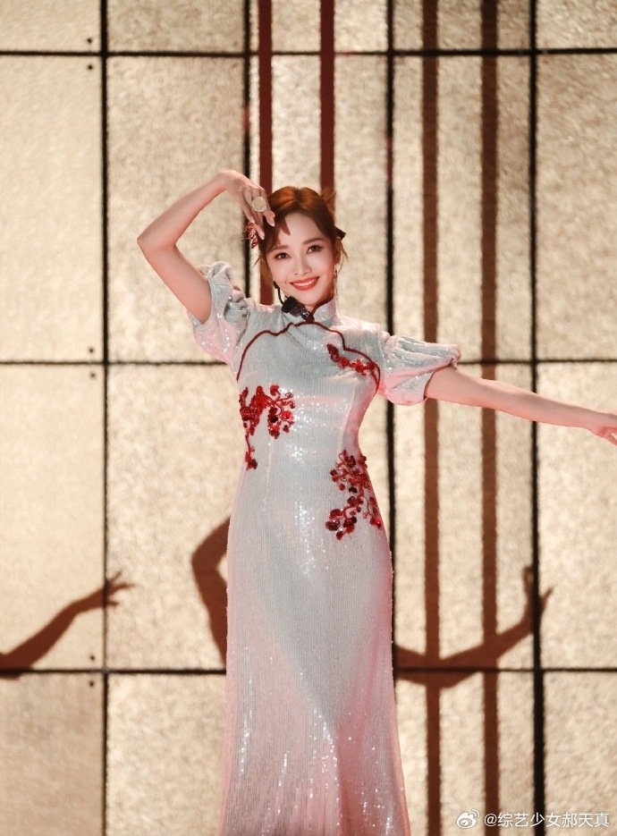 侯佩岑「0腰身旗袍」轉身炸真實起伏！扭腰熱舞翻車遭中網吐槽：像我外婆