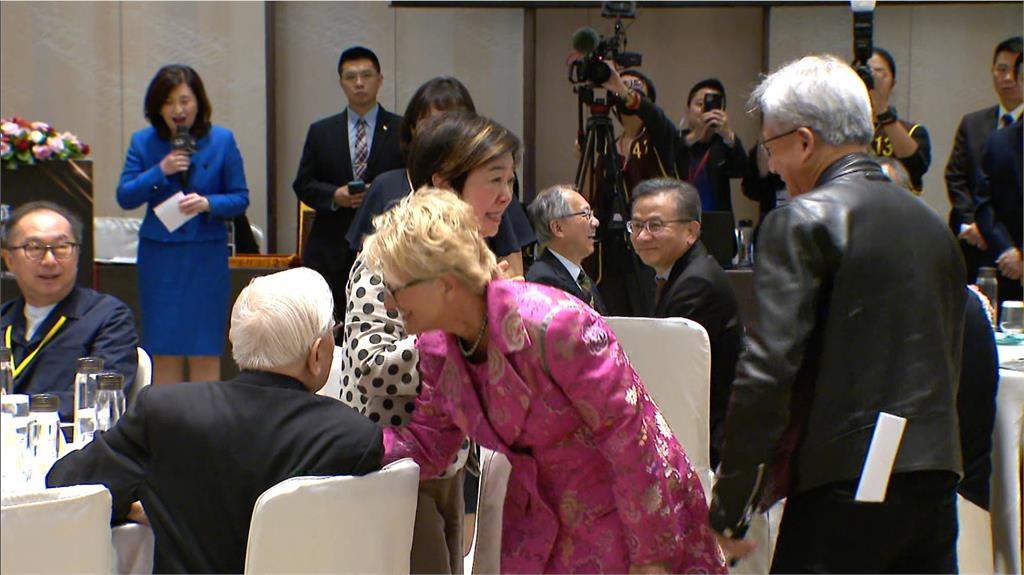 黃仁勳與太太成立慈善基金會 捐款台幣18億致力教育