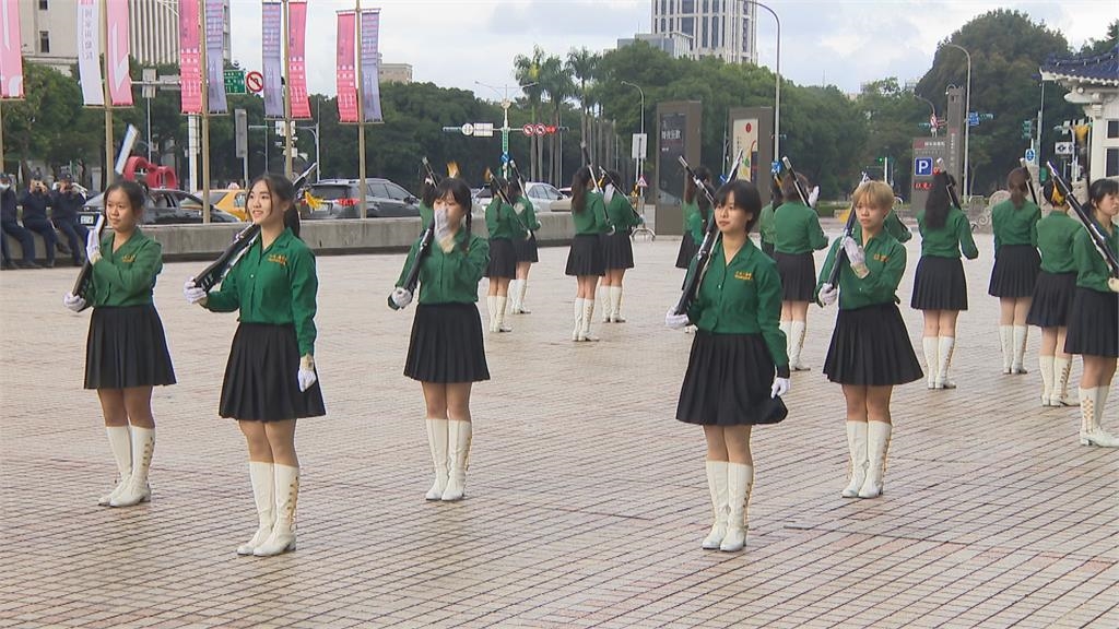 北一女儀隊遭誤認「中國學生」！民進黨小編「現身帥喊1句」老外作家急更正