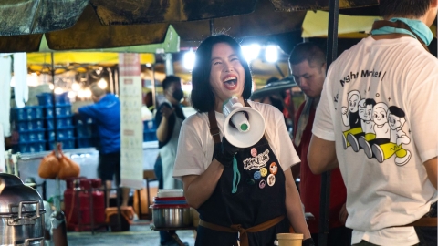 苗可麗飛馬來西亞賣吃！遇雨彈狂襲「沖垮攤位」 胡宇威同行揭慘況