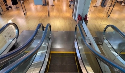 台中中友百貨突然三棟全黑 跳電約30秒民眾心驚驚