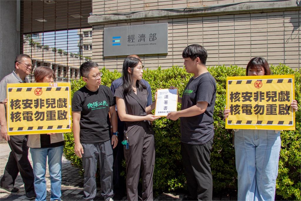 快新聞/反對重啟核電!民團赴經濟部遞交連署書 陳其邁、周春米都連署