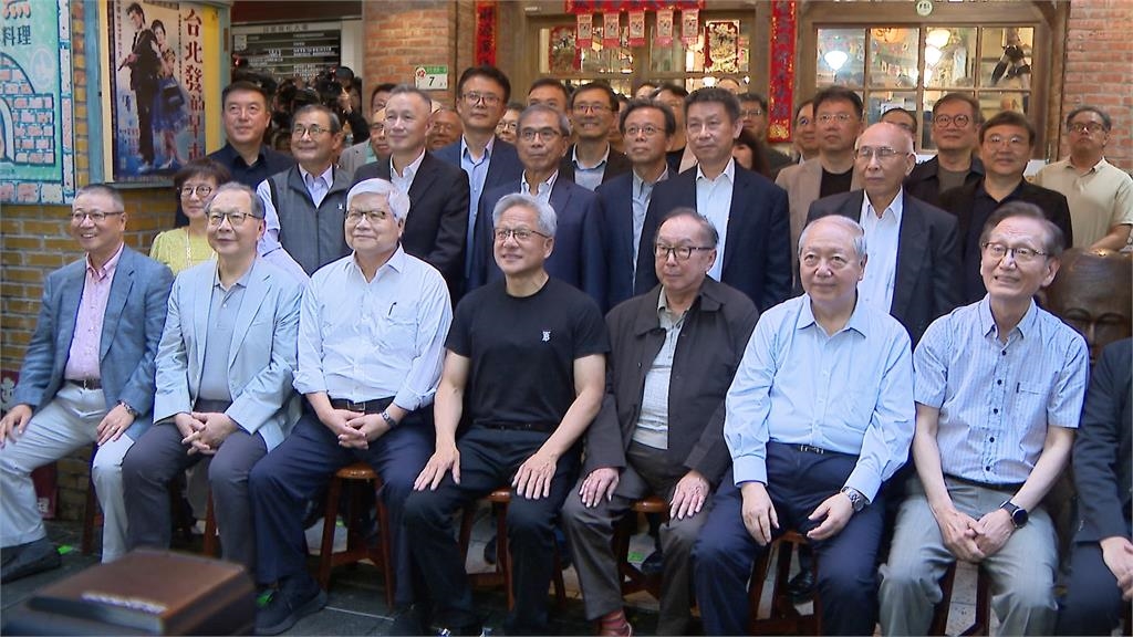 輝達車台北101前亮相吸大票粉絲光顧！　傳黃仁勳傍晚拜會張忠謀